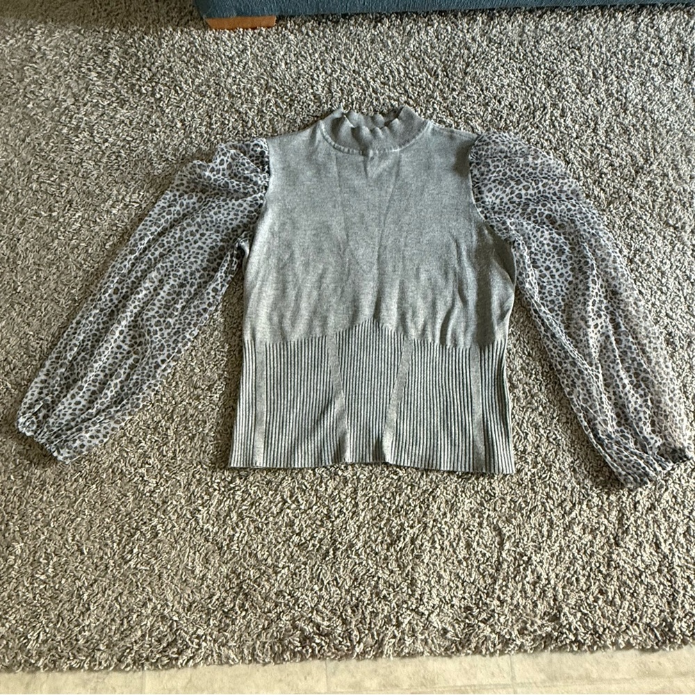 Women’s Gray Sweater with Patterned Sleeves - size XL